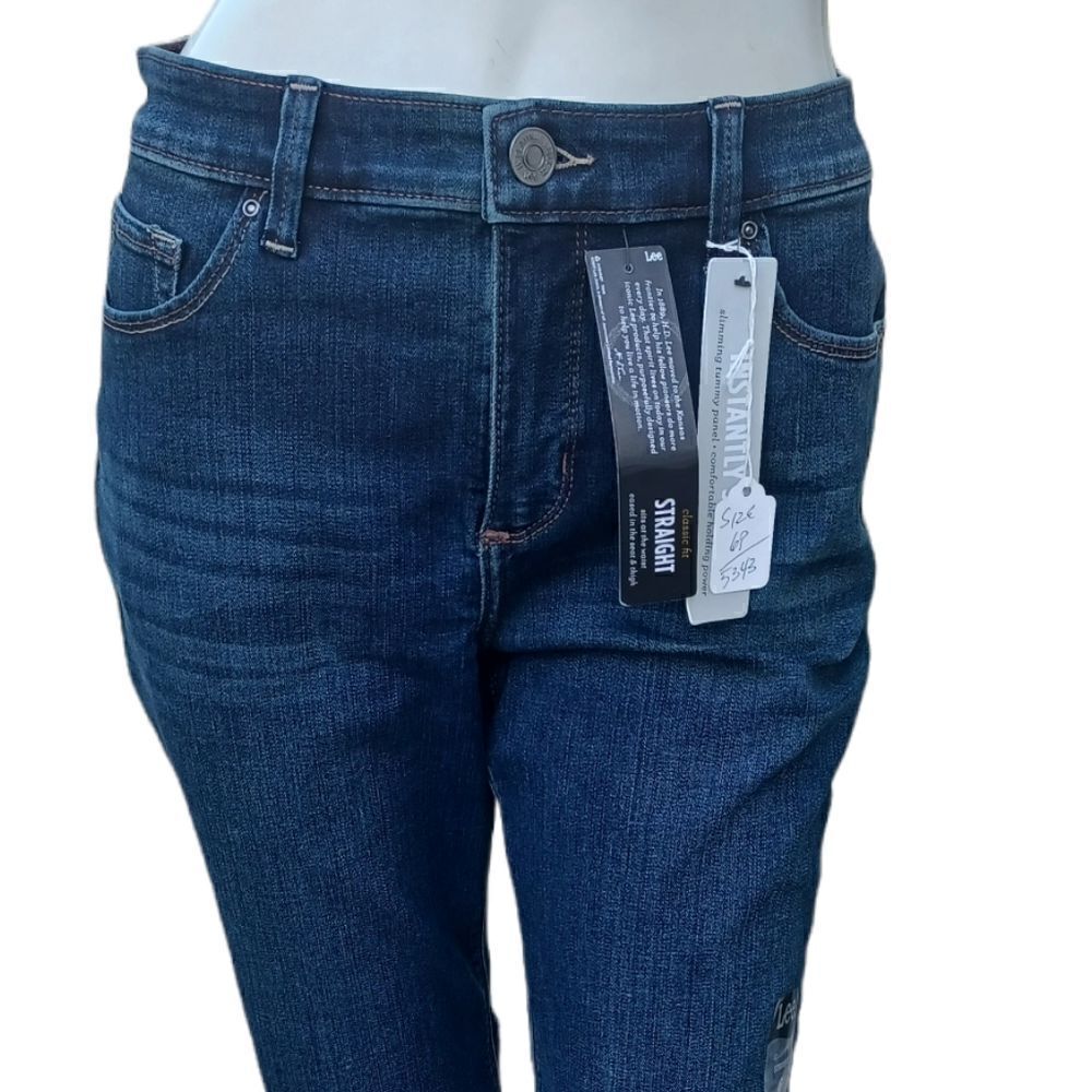 534328....Lee Classic Straight leg Jeans Size 6P, W27" 27 1/2"Inseam 9 1/2" Rise